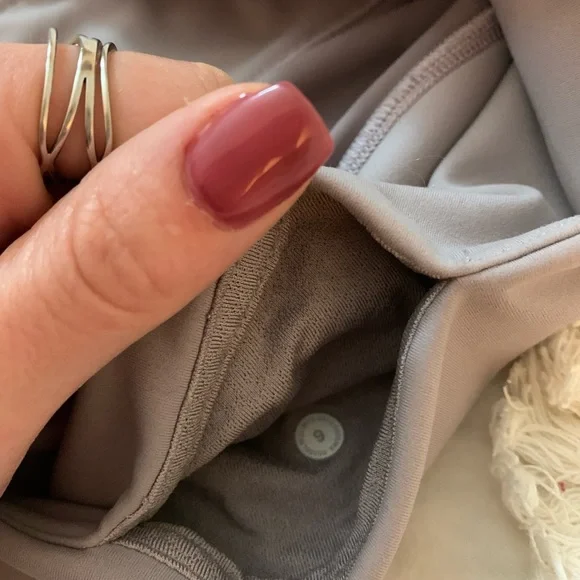 ✨ lululemon leggings LIKE NEW condition✨
24in sz6 grey "To The Beat" - Picture 5 of 5